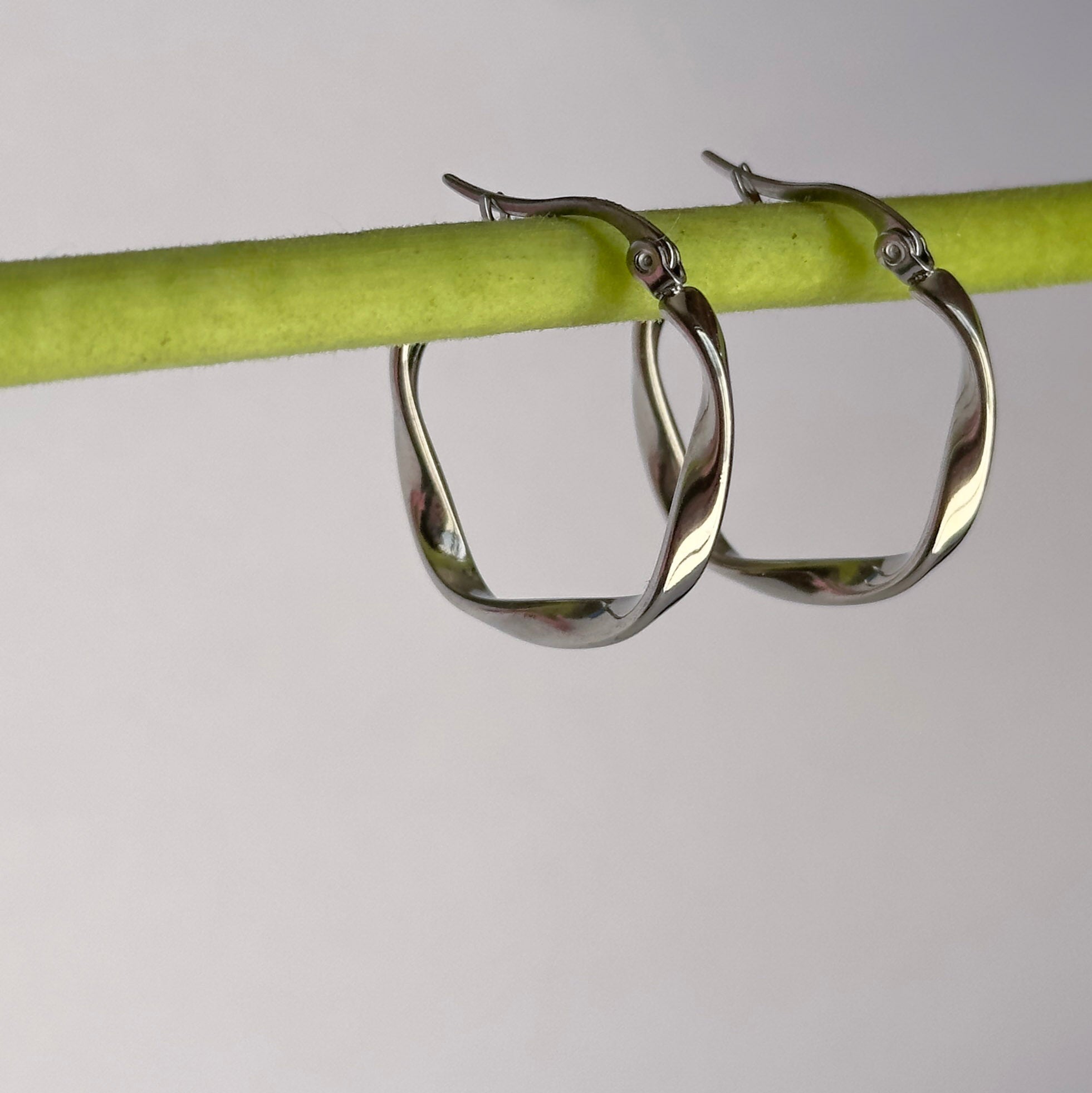 TWIST SILVER HOOPS